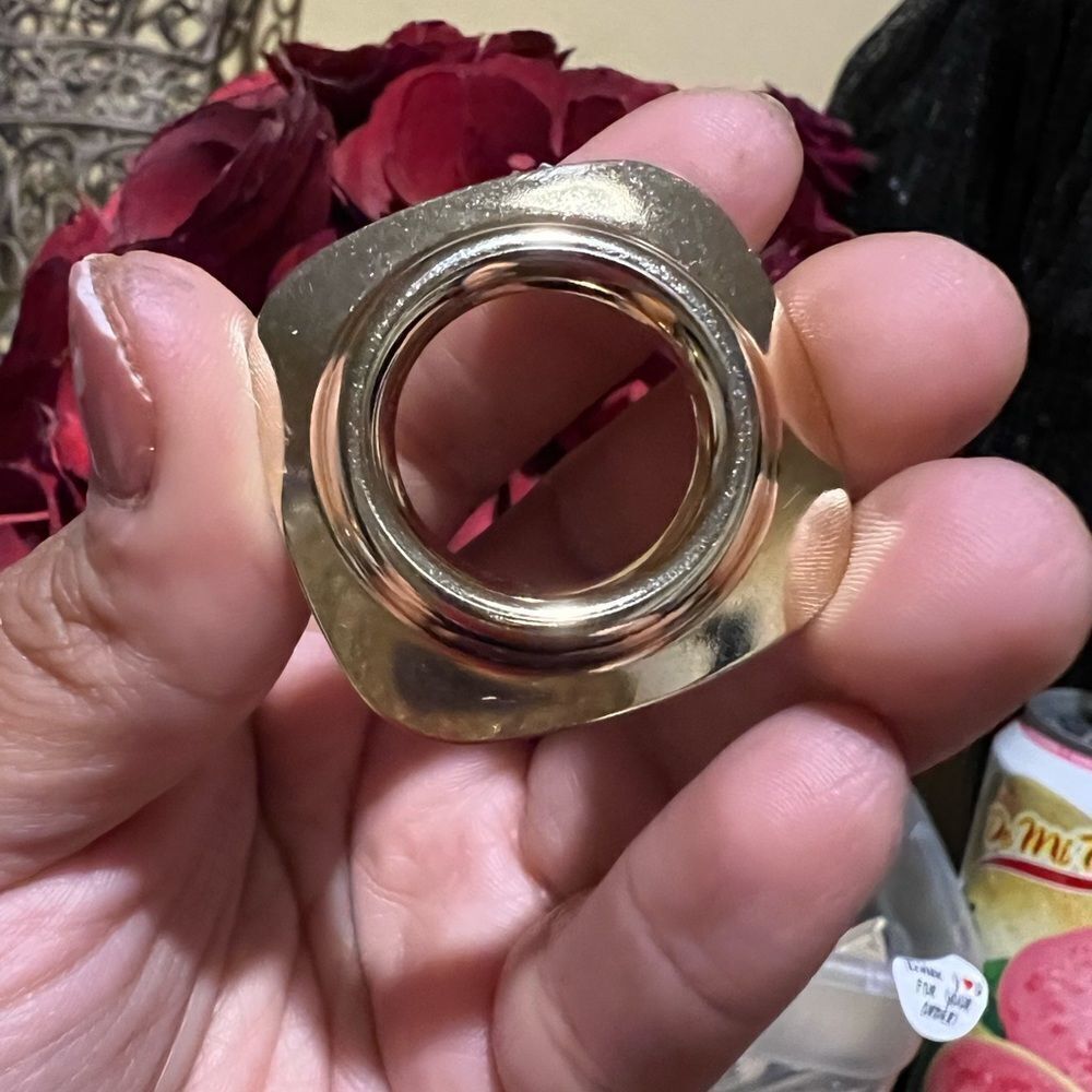 VINTAGE JERI-LOU SCARF CLIP GOLD TONE -SQUARE ROUND DESIGN